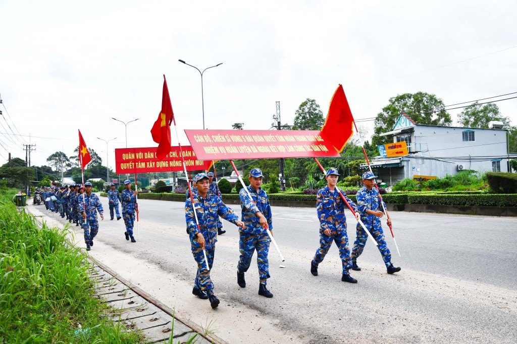 Cán bộ, chiến sĩ trên đường hành quân