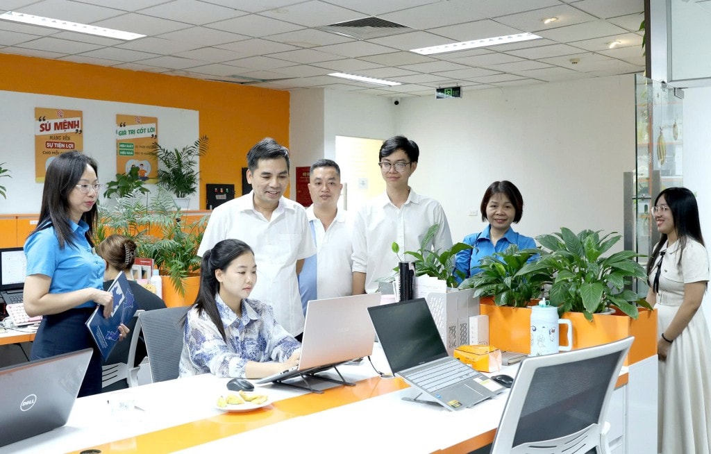 Phó Chủ tịch Thường trực phụ trách LĐLĐ thành phố Hà Nội Lê Đình Hùng trò chuyện với người lao động của Công ty TNHH Thương mại xuất nhập khẩu FANI