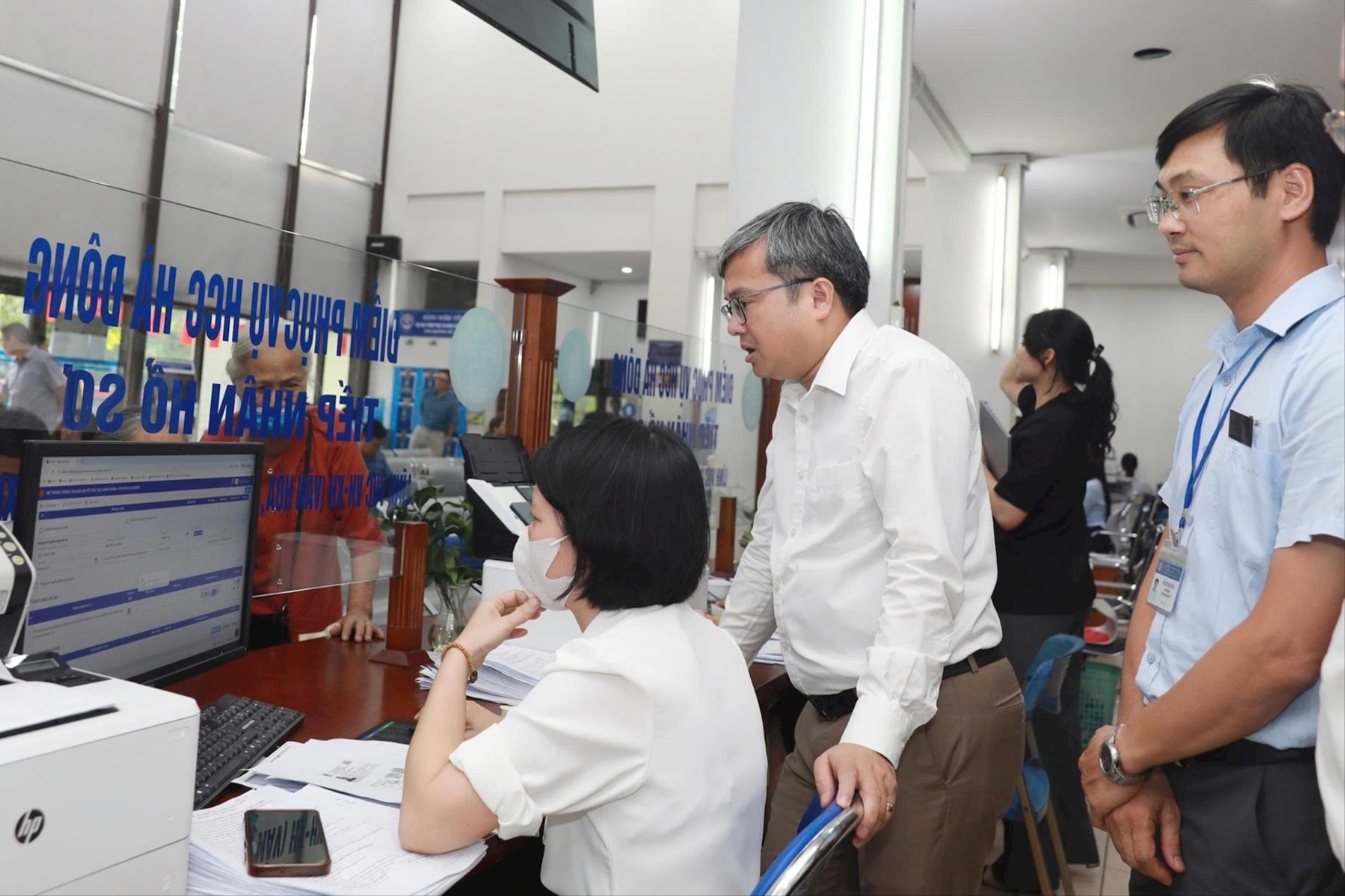 Phó Chủ tịch UBND TP Hà Nội Trương Việt Dũng kiểm tra đột xuất công tác tiếp nhận và giải quyết hồ sơ hành chính