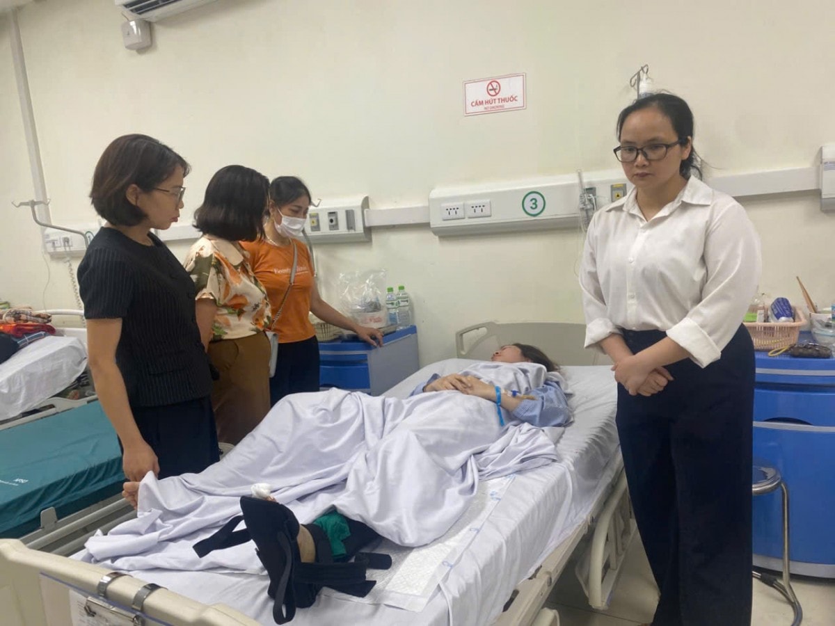 Kịp thời thăm hỏi, hỗ trợ gia đình các nạn nhân vụ tai nạn nghiêm trọng ở Dương Nội
