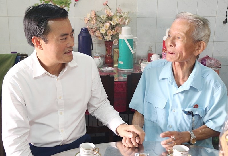 Phó Chủ tịch UBND TPHCM Bùi Xuân Cường thăm hỏi tình hình sức khỏe ông Nguyễn Phi Chiến