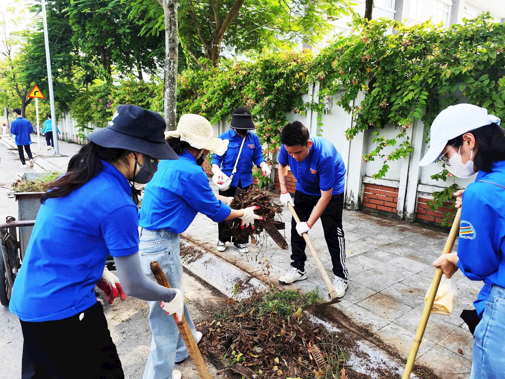 Không quản nắng nóng, lực lượng đoàn viên thanh niên vẫn miệt mài dọn dẹp, giữ gìn đường phố khang trang trong đợt cao điểm chỉnh trang đô thị.