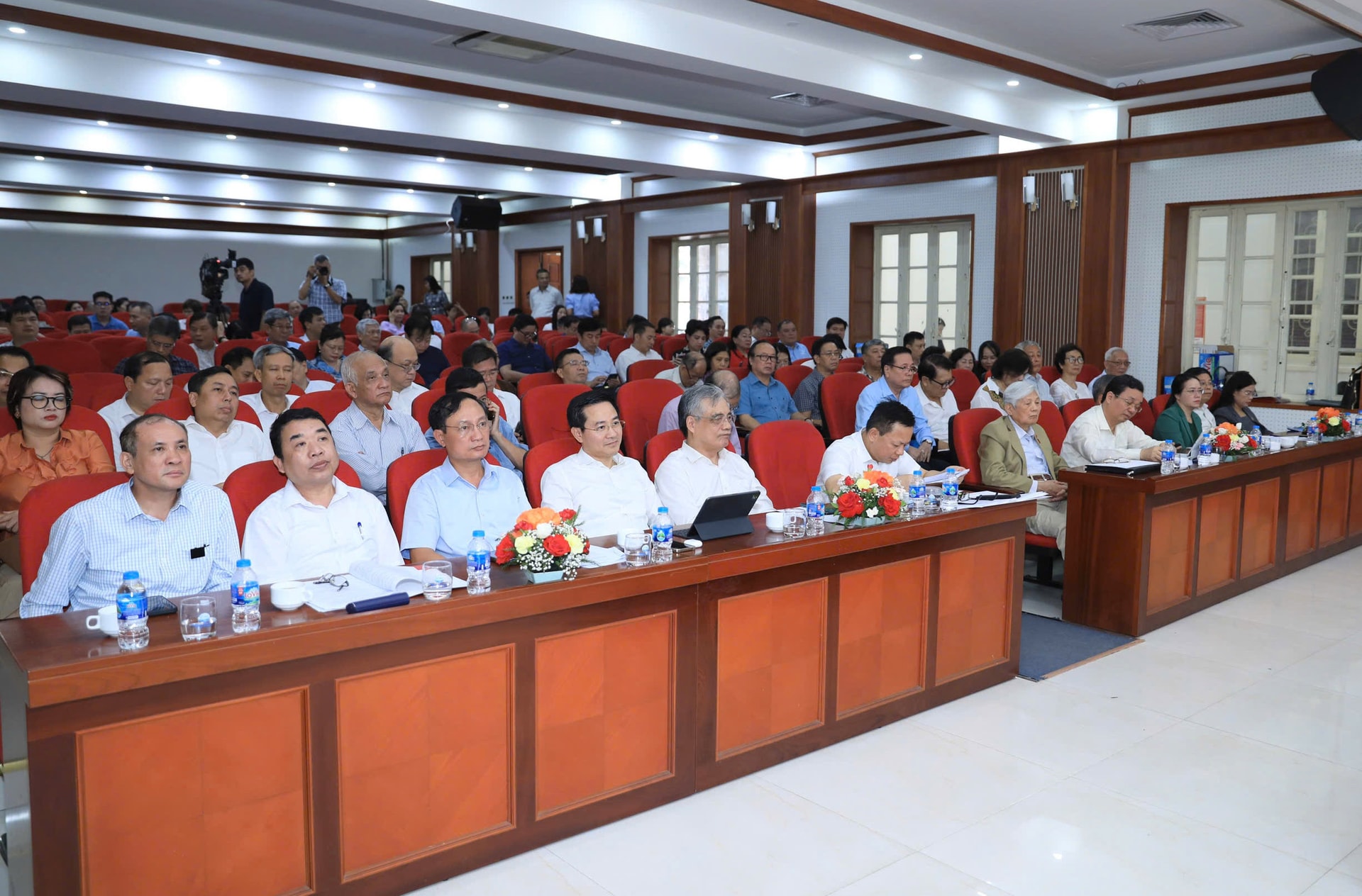 cac-dai-bieu-du-hoi-nghi-lay-y-kien-gop-y-vao-du-thao-van-kien-dai-hoi-xviii-dang-bo-thanh-pho-ha-noi-thang-7-2025.-anh-quang-thai.jpg