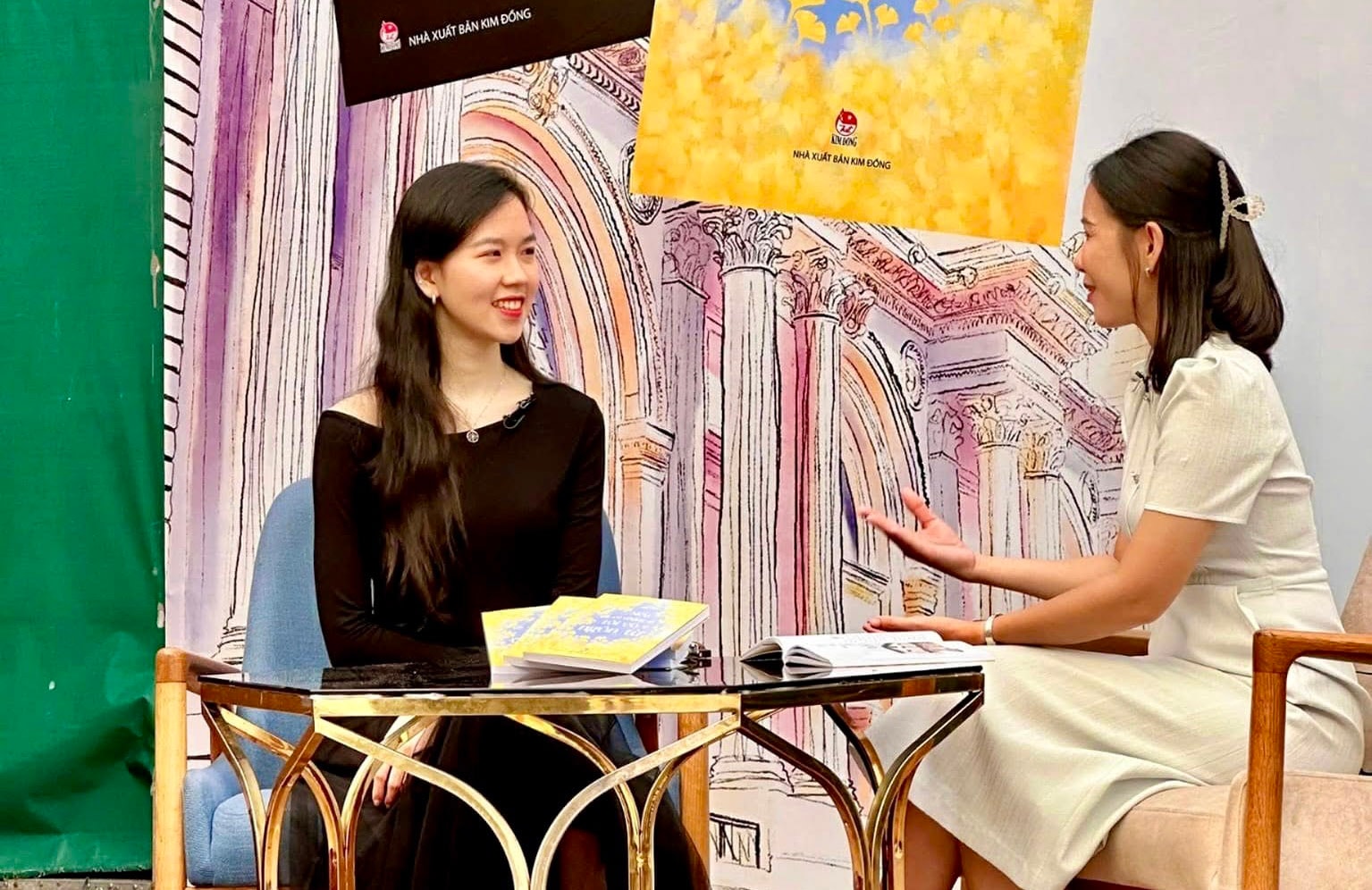 nha-van-tre-hien-trang-ben-trai-chia-se-ve-cac-tac-pham-van-hoc..jpg