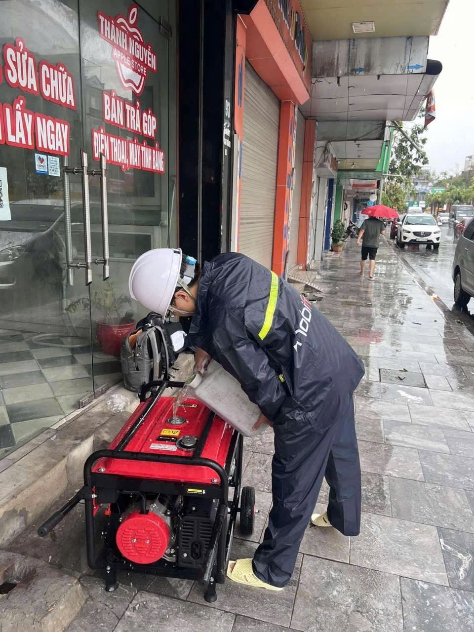 Lực lượng kỹ thuật MobiFone đã sẵn sàng máy phát điện bổ trợ trường hợp trạm BTS mất điện để duy trì liên lạc. Ảnh: MobiFone