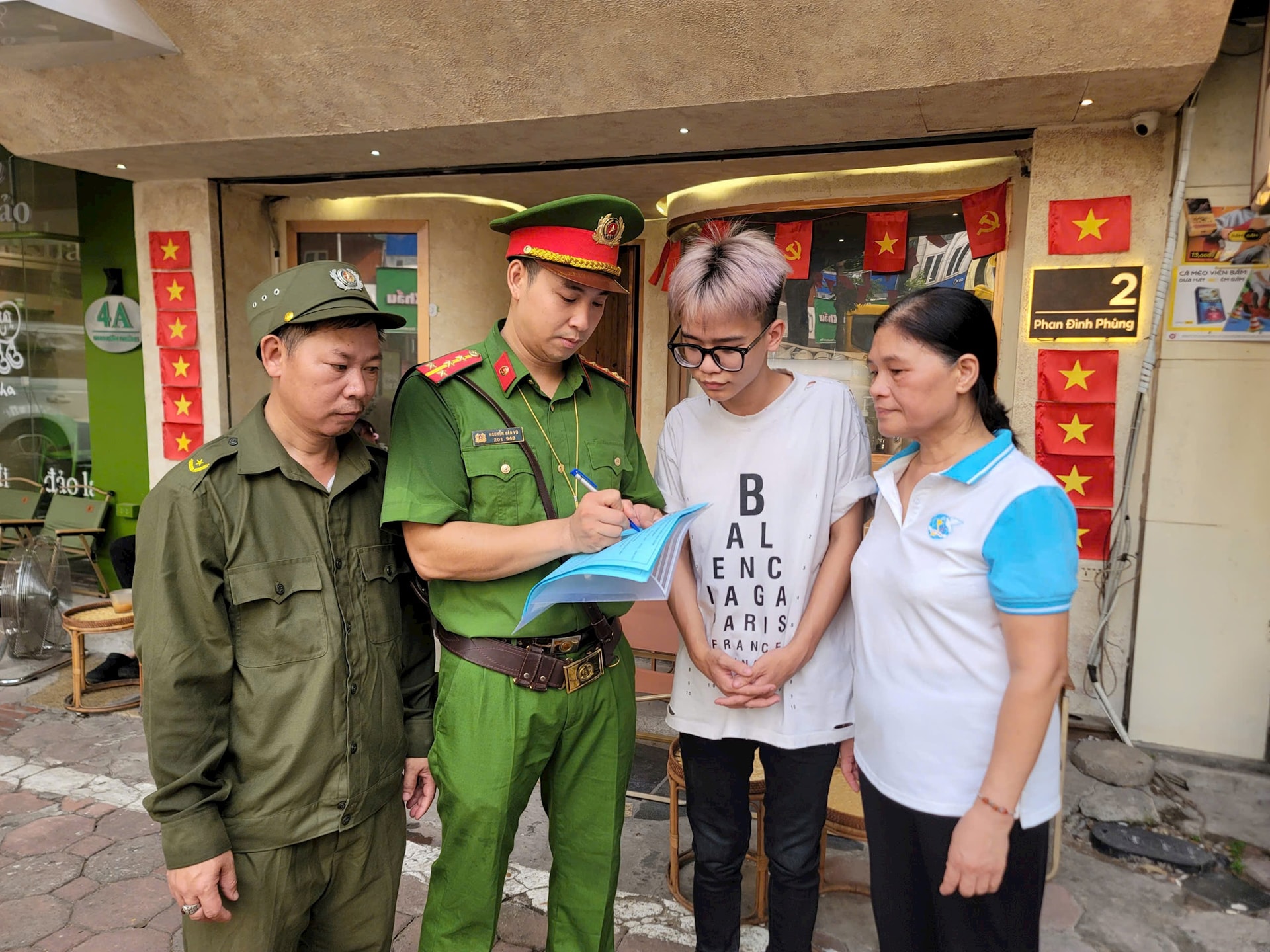 Tuyên truyền cho các hộ kinh doanh ký cam kết giữ gìn vệ sinh môi trường. Ảnh: TT