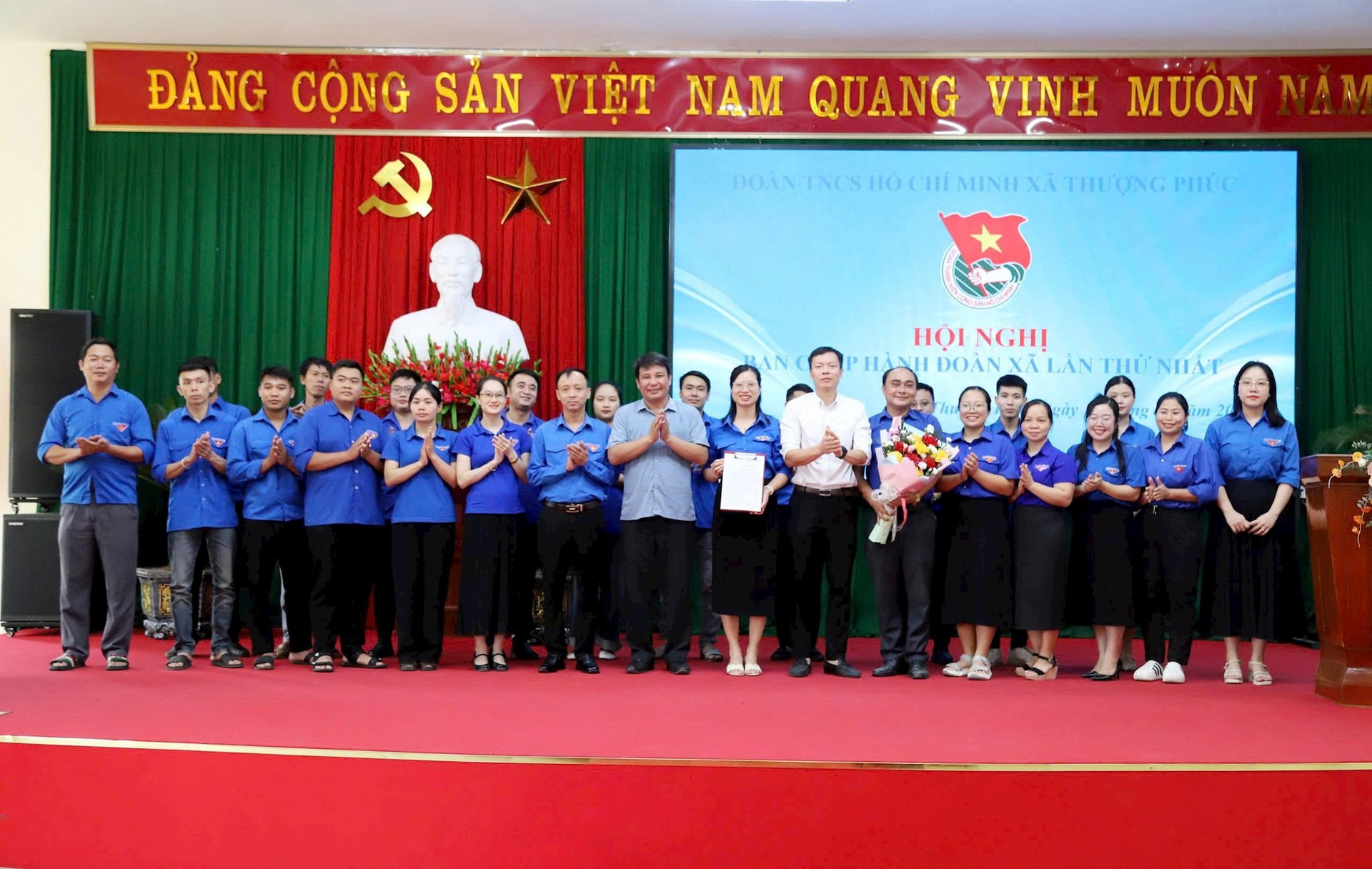 Leaders of Thuong Phuc commune presented decisions to establish the Ho Chi Minh Communist Youth Union of Thuong Phuc commune; decisions to appoint the Executive Committee, Inspection Committee and positions in the Executive Committee, the provisional Inspection Committee of the Ho Chi Minh Communist Youth Union of the commune. Photo: Tam Huong