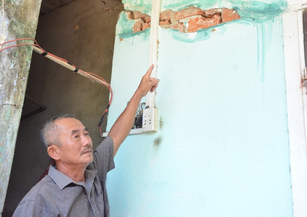 Căn nhà ông Nguyễn Lê xuất hiện chi chít vết nứt trên tường nhà do ảnh hưởng quá trình thi công cao tốc (Ảnh Đ.Minh)