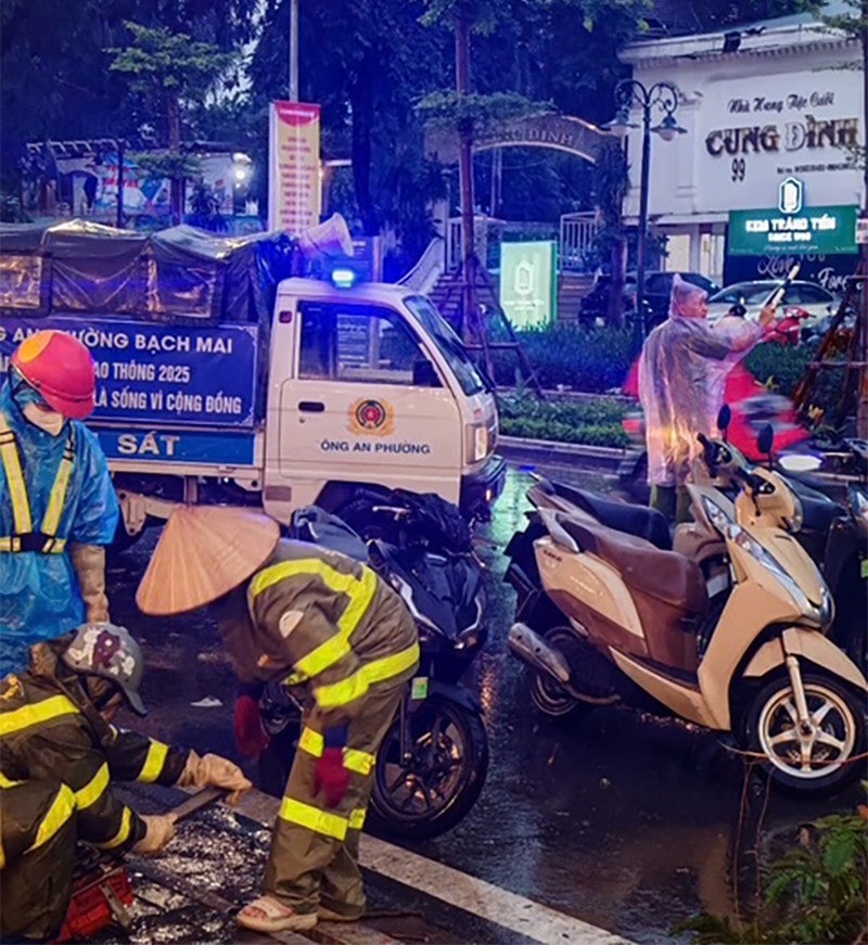 Lực lượng Công an phường Bạch Mai phối hợp xử lý một sự cố do giông lốc gây ra, tiềm ẩn nguy hiểm cho người dân