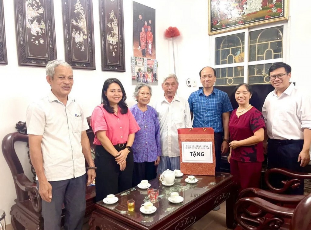 Bí thư Đảng uỷ, Chủ tịch HĐND xã Nam Phù Vũ Anh Tú đến thăm, tặng quà các thương bệnh binh và gia đình chính sách.