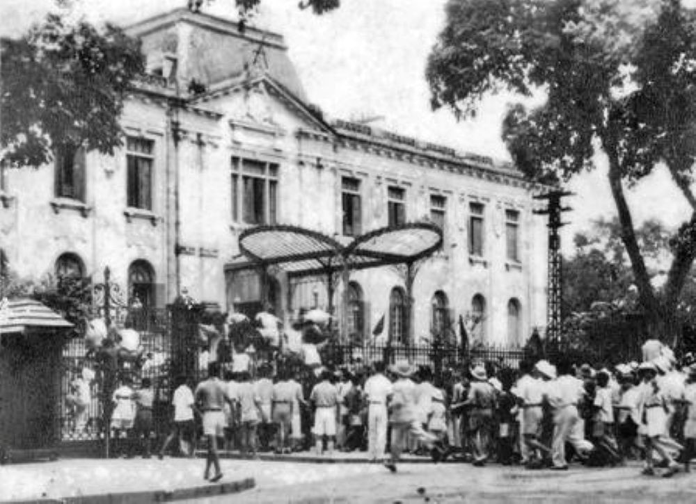 Ngày 19-8-1945, sau cuộc mít tinh tại Quảng trường Nhà hát Lớn, tự vệ và quần chúng nhân dân Thủ đô đã đánh chiếm Phủ Khâm Sai (Bắc Bộ phủ), cơ quan đầu não của chính quyền tay sai Pháp ở Bắc Bộ