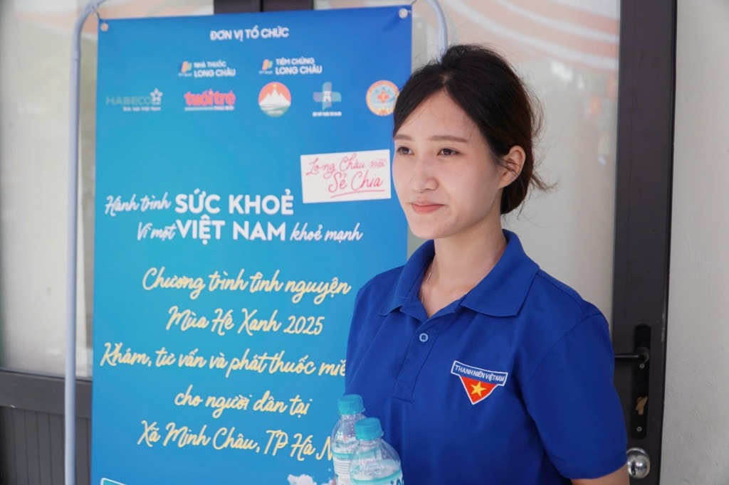 Bạn Nguyễn Thị Nhung, đoàn viên xã Minh Châu rất vui vì người dân ở đây được khám bệnh và cấp thuốc miễn phí
