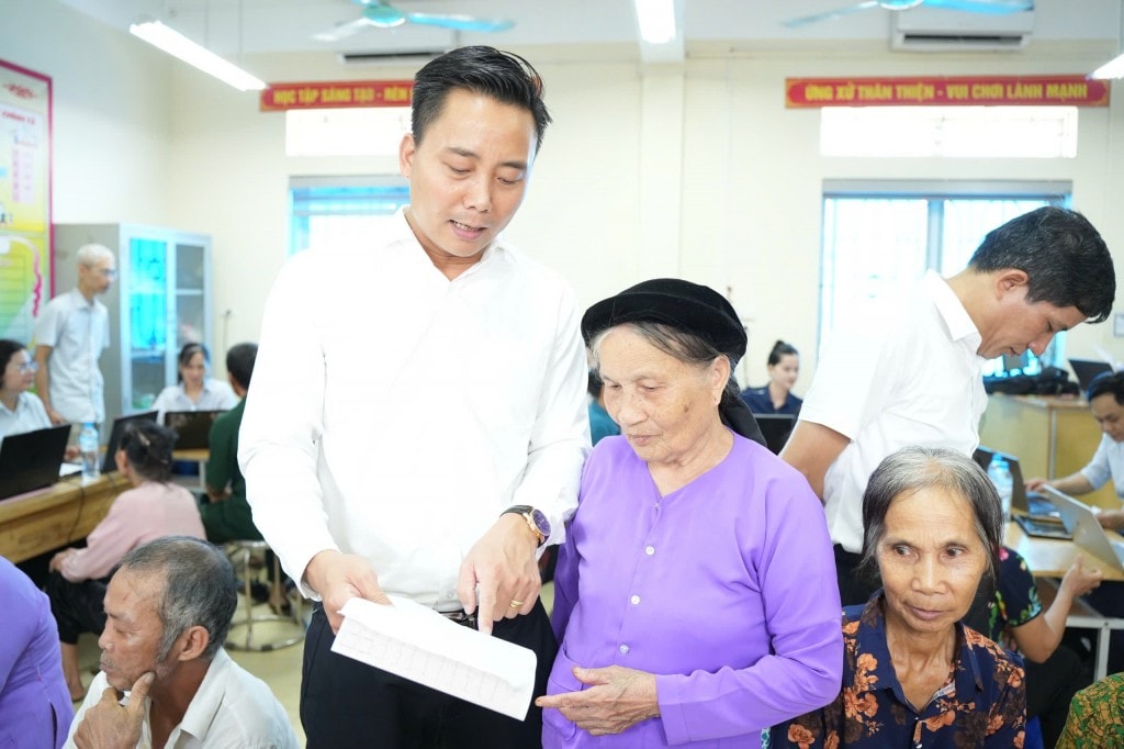Đồng chí Bí thư Đảng uỷ xã Minh Châu thăm hỏi người dân khám sức khoẻ