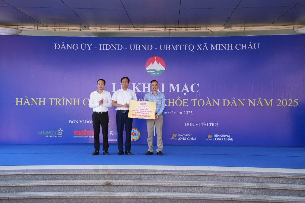 Đồng chí Ngô Vương Tuấn, Phó Tổng biên tập. báo Tuổi trẻ Thủ đô trao tặng  100 triệu đồng hỗ trợ kinh phí khám, tư vấn và phát thuốc miễn phí cho người dân