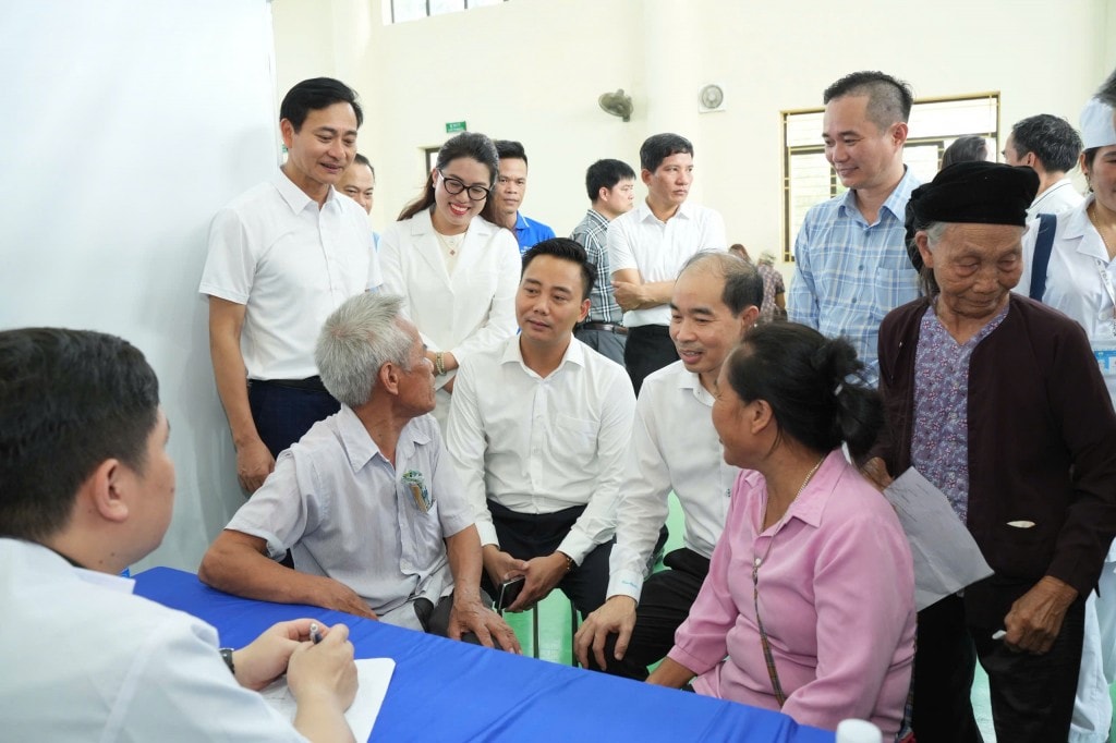 Người dân xẫ Minh Châu được tư vấn, khám và cấp thuốc miễn phí