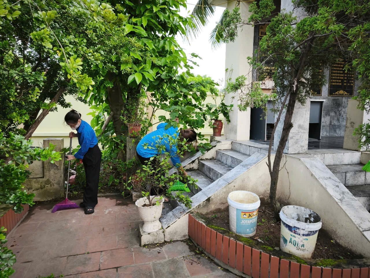 Các lực lượng tham gia dọn dẹp nơi công cộng. Ảnh: Đức Thể