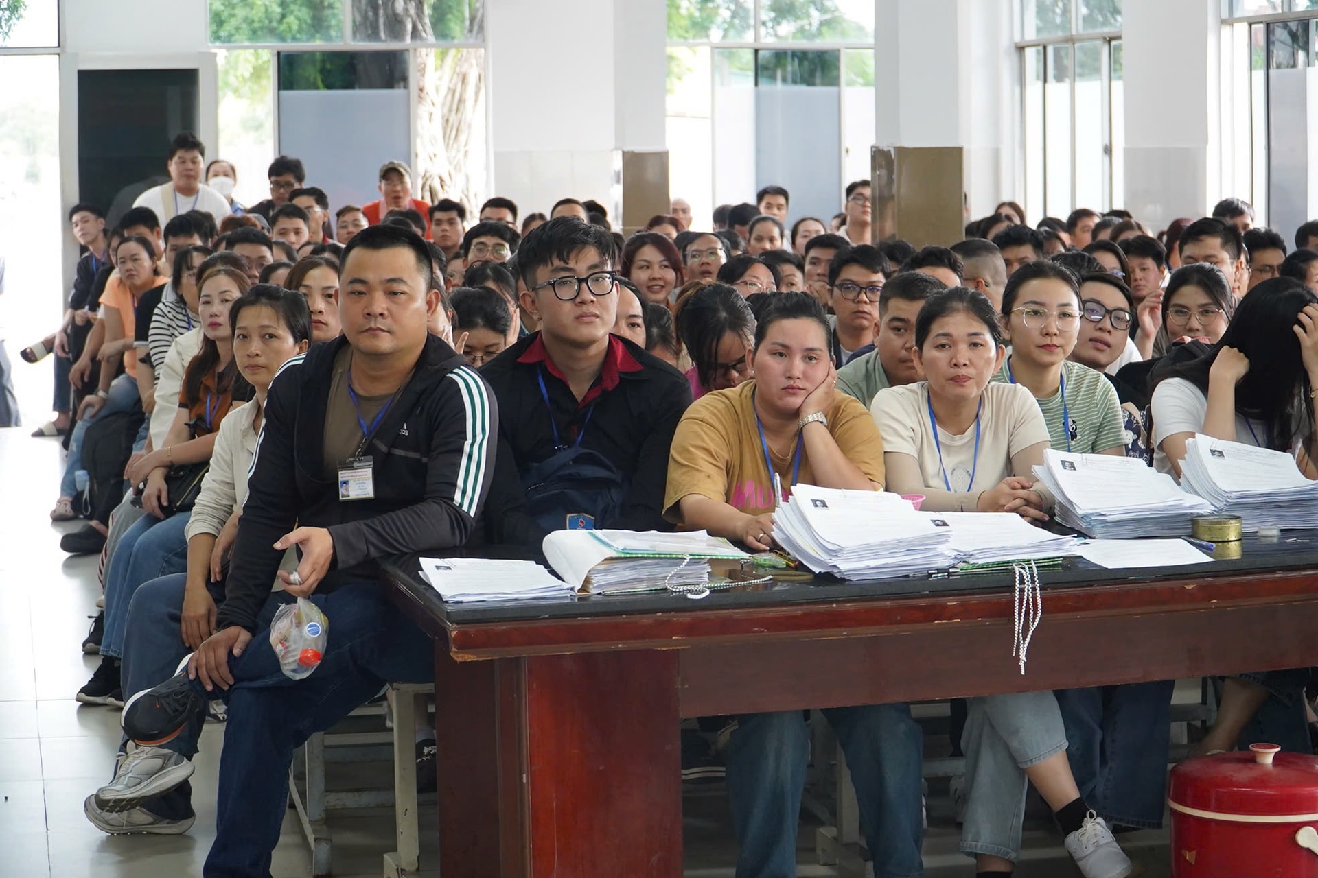 Hàng ngàn thí sinh tham dự thia sát hạch. Ảnh Nghiêm Ý.