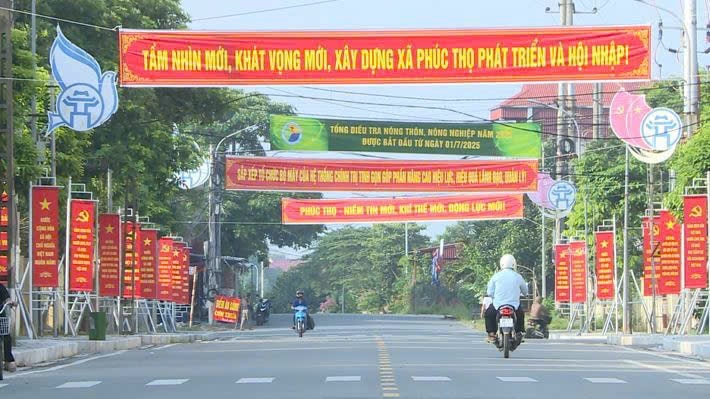 Những con đường rực rỡ cờ hoa chào mưng Đại hội Đảng bộ xã Phúc Thọ. Ảnh: Huế Huyên