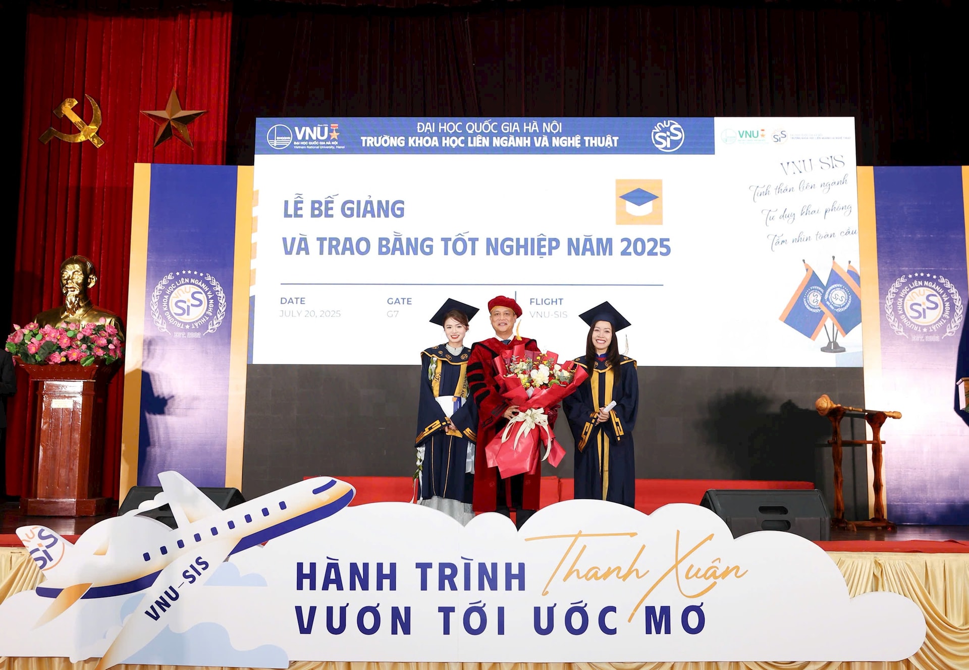 Trường Khoa học liên ngành và Nghệ thuật vinh danh 239 tân khoa ba bậc đào tạo. Ảnh: SISSự kiện nhằm vinh danh những nỗ lực bền bỉ, hành trình trưởng thành và khát vọng tương lai của 239 tân khoa các bậc tiến sĩ, thạc sĩ và cử nhân. Năm nay là năm đầu tiên nhà trường trao bằng cho cả 3 bậc cử nhân, thạc sĩ và tiến sĩ.