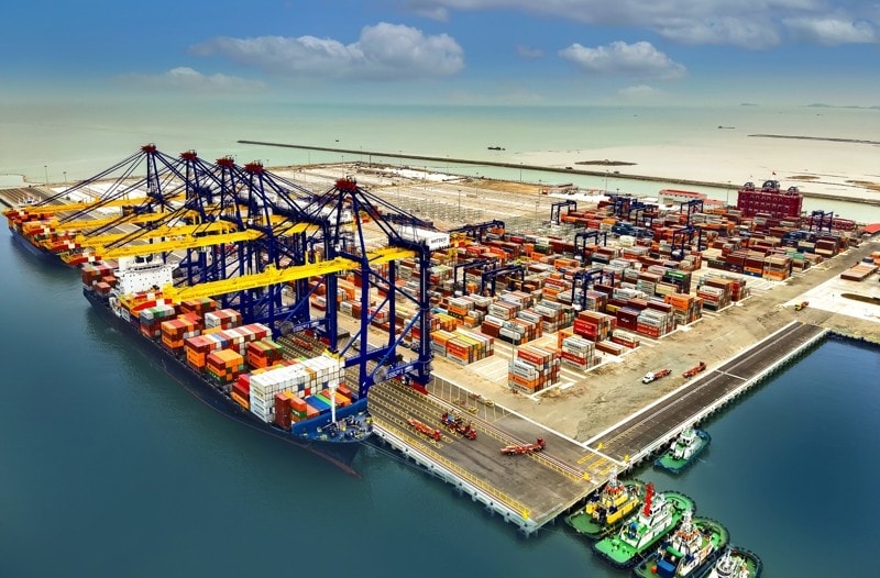 Cảng container quốc tế tại Hải Phòng – thể hiện hạ tầng cảng biển hiện đại, điểm nhấn của tăng trưởng kinh tế và phục vụ dòng hàng hoá xuất nhập khẩu ngày càng lớn