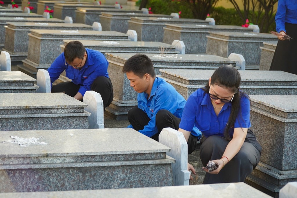 Đoàn viên, thanh niên khác có mặt tại nghĩa trang liệt sĩ TP Đà Nẵng để dọn vệ sinh và thay mới bình hoa 