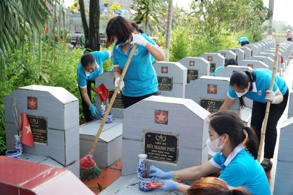 Lực lượng phụ nữ xã Đông Anh dọn dẹp nghĩa trang liệt sĩ Cổ Loa