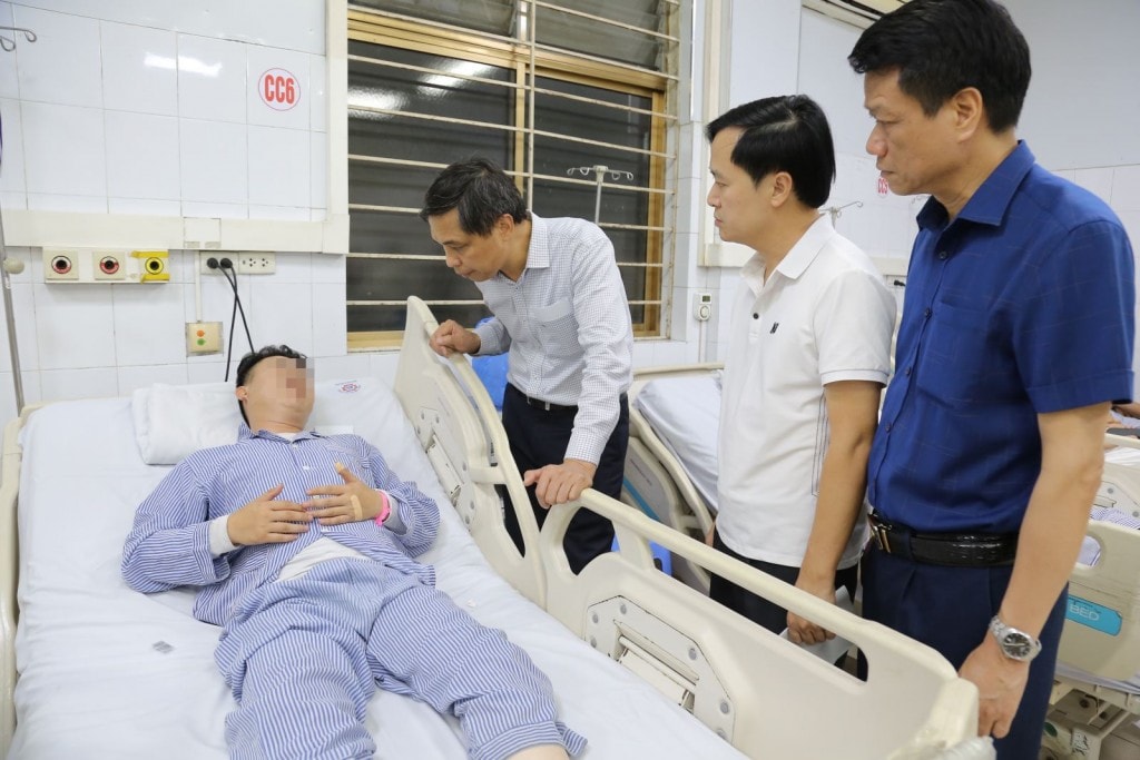 Đồng chí Vũ Văn Diện, Phó Chủ tịch Thường trực UBND tỉnh Quảng Ninh thăm hỏi, động viên những người bị thương trong vụ lật tàu trên vịnh Hạ Long. 