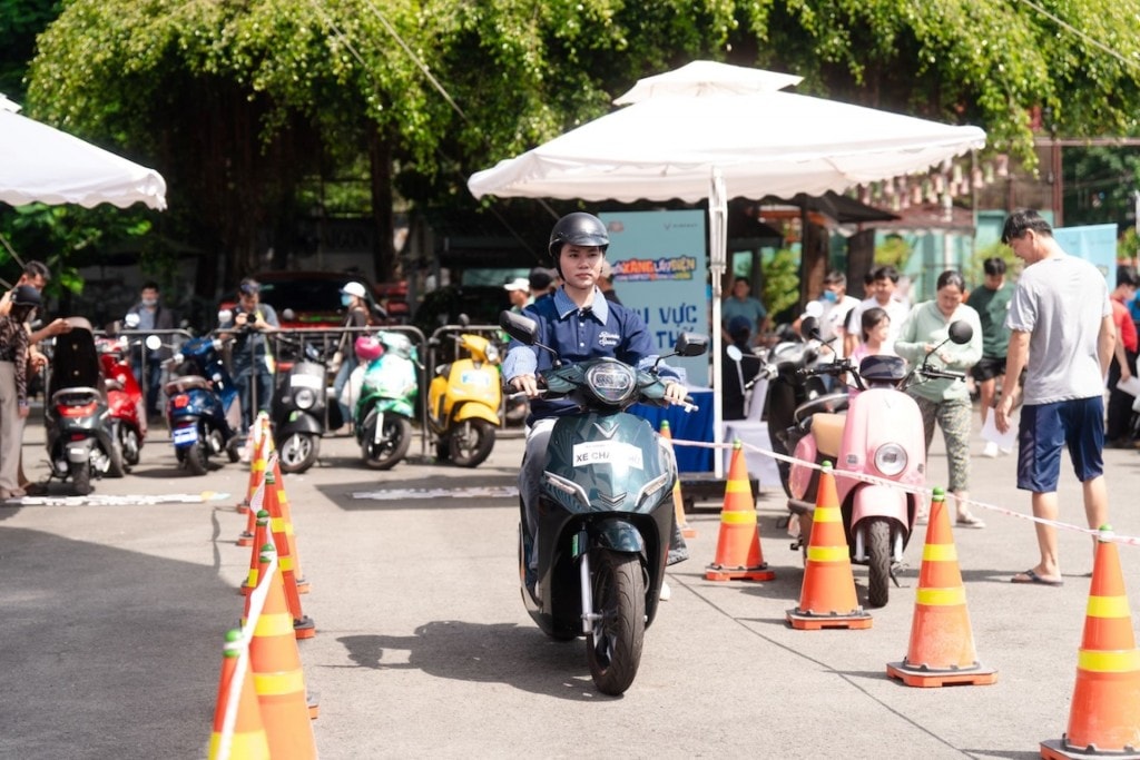 Người dân TP.HCM được tự tay trải nghiệm nhiều dòng xe máy điện của VinFast