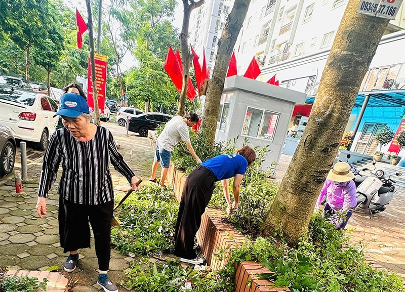 Người dân trên địa bàn tích cực tham gia dọn vệ sinh môi trường theo lời kêu gọi của Mặt trận Tổ quốc phường và các đoàn thể Người dân trên địa bàn tích cực tham gia dọn vệ sinh môi trường theo lời kêu gọi của Mặt trận Tổ quốc phường và các đoàn thể