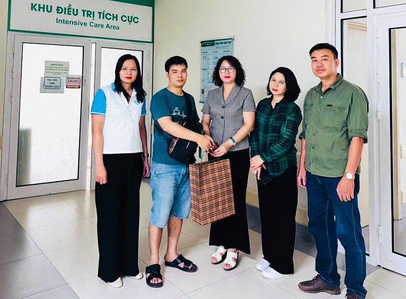 Đại diện Mặt trận Tổ quốc phường Đại Mỗ đến bệnh viện thăm hỏi nạn nhân bị thương trong trận dông lốc chiều 19/7 Đại diện Mặt trận Tổ quốc phường Đại Mỗ đến bệnh viện thăm hỏi nạn nhân bị thương trong trận dông lốc chiều 19/7