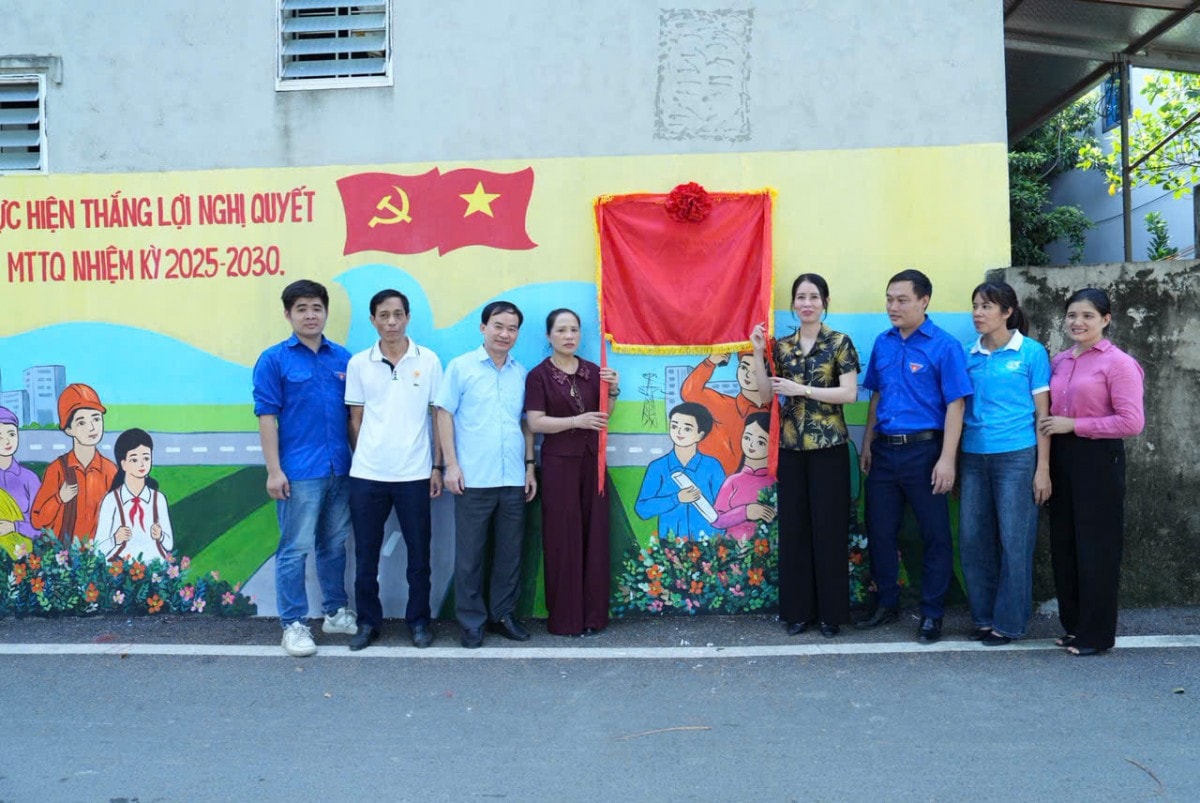 MTTQ xã Vân Đình trao tặng Nhà đại đoàn kết gắn biển công trình chào mừng Đại hội Đảng bộ