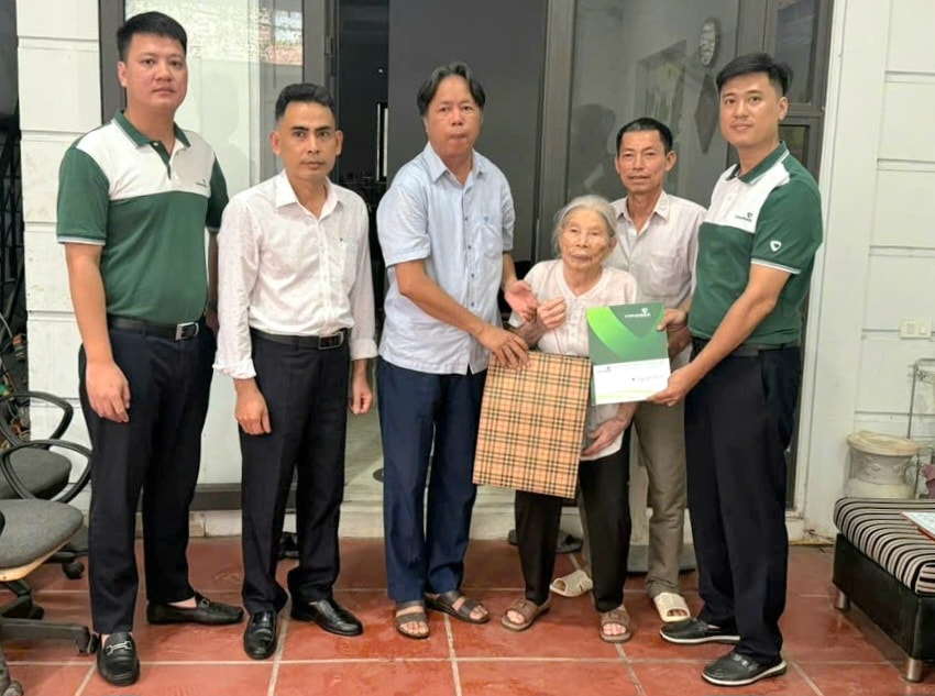 Lãnh đạo Ủy ban MTTQ Việt Nam xã Bát Tràng, đại diện Ngân hàng Vietcombank chi nhánh Đông Hà Nội đến thăm, tặng quà các gia đình chính sách trên địa bàn xã Ảnh: Phương Lộc