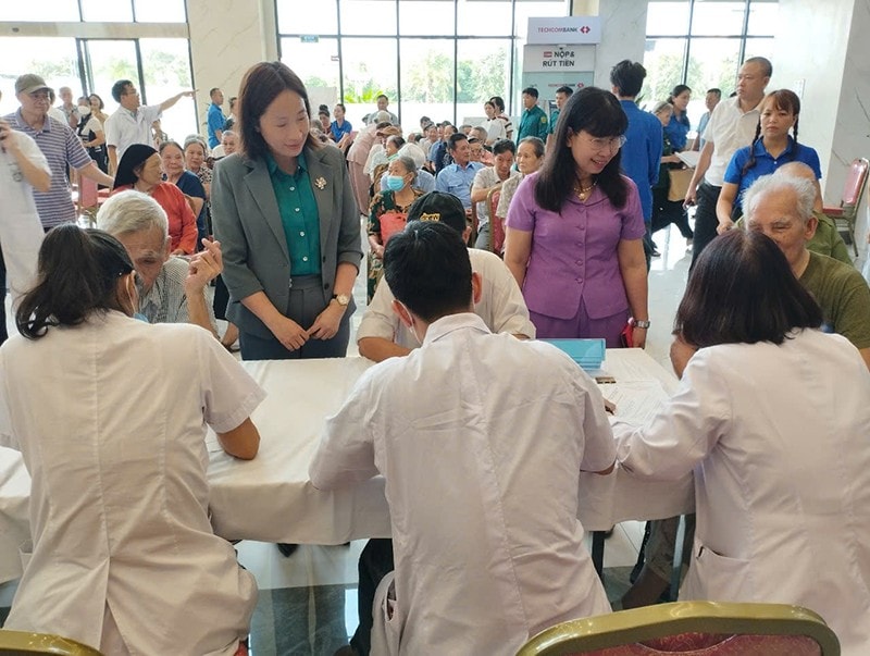 Các đồng chí lãnh đạo Đảng uỷ phường thăm hỏi động viên các thương, bệnh binh, gia đình người có công Các đồng chí lãnh đạo Đảng uỷ phường thăm hỏi động viên các thương, bệnh binh, gia đình người có công