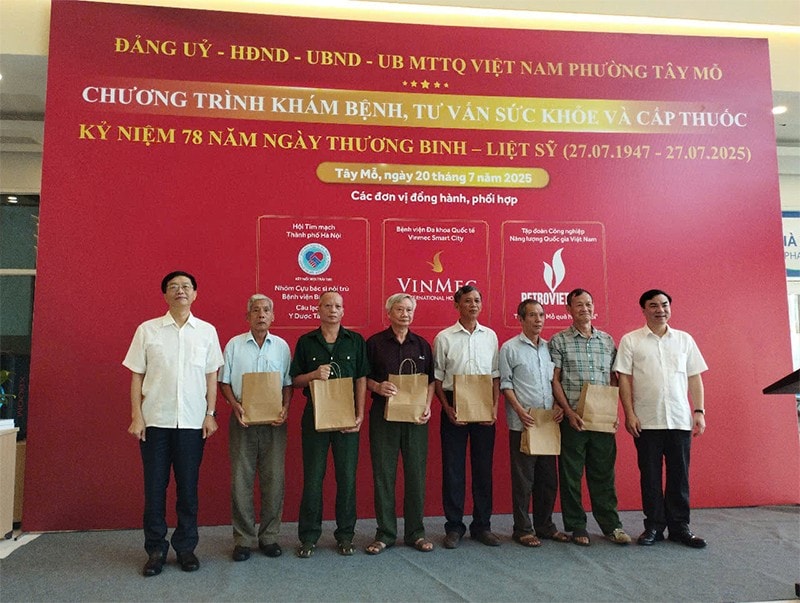 Đồng chí Trần Quang Dũng - Phó Bí thư Thường trực Đảng uỷ Tập đoàn Công nghiệp năng lượng Quốc gia Việt Nam và đồng chí Trần Thanh Hải - Phó Bí thư Đảng uỷ, Chủ tịch UBND phường Tây Mỗ trao quà cho các bác thương, bệnh binh, người có công, gia đình liệt sỹ trên địa bàn Đồng chí Trần Quang Dũng - Phó Bí thư Thường trực Đảng uỷ Tập đoàn Công nghiệp năng lượng Quốc gia Việt Nam và đồng chí Trần Thanh Hải - Phó Bí thư Đảng uỷ, Chủ tịch UBND phường Tây Mỗ trao quà cho các bác thương, bệnh binh, người có công, gia đình liệt sỹ trên địa bàn