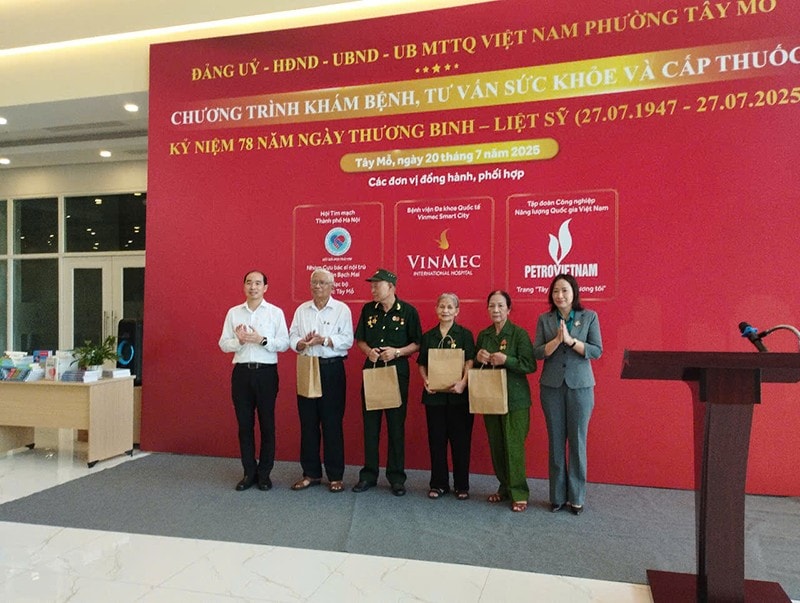 Đồng chí Nguyễn Đình Hưng - Phó Giám đốc phụ trách Sở Y tế Hà Nội và đồng chí Hoàng Thị Thuý Hằng - Bí thư Đảng uỷ, Chủ tịch HĐND phường Tây Mỗ trao quà cho các bác thương, bệnh binh, người có công, gia đình liệt sỹ Đồng chí Nguyễn Đình Hưng - Phó Giám đốc phụ trách Sở Y tế Hà Nội và đồng chí Hoàng Thị Thuý Hằng - Bí thư Đảng uỷ, Chủ tịch HĐND phường Tây Mỗ trao quà cho các bác thương, bệnh binh, người có công, gia đình liệt sỹ