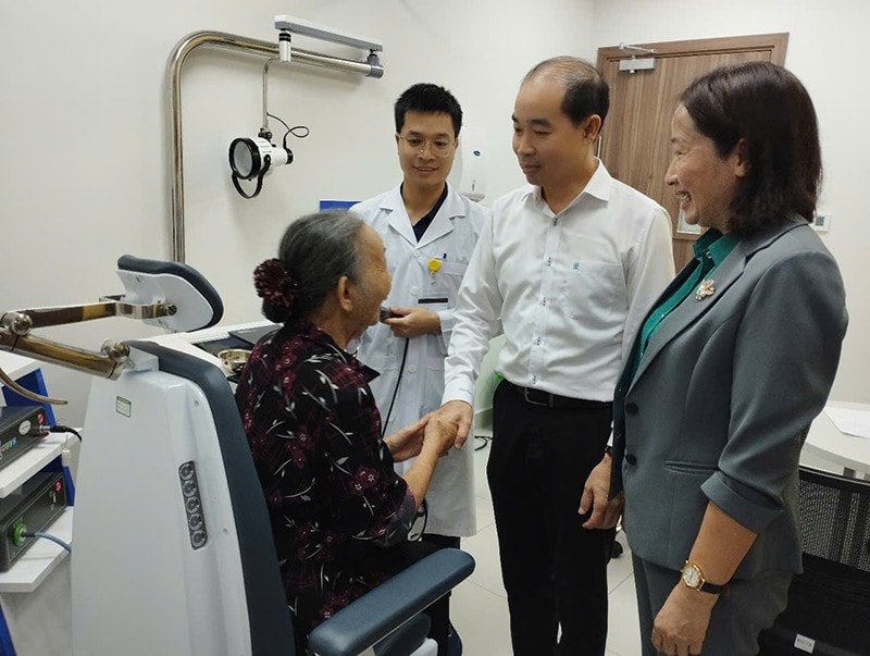 Đồng chí Nguyễn Đình Hưng - Phó Giám đốc phụ trách Sở Y tế Hà Nội và đồng chí Hoàng Thị Thuý Hằng - Bí thư Đảng uỷ, Chủ tịch HĐND phường Tây Mỗ thăm hỏi, đồng viên các bác thương, bệnh binh, người có công, thân nhân gia đình liệt sỹ khi đến khám kiểm tra sức khoẻ Đồng chí Nguyễn Đình Hưng - Phó Giám đốc phụ trách Sở Y tế Hà Nội và đồng chí Hoàng Thị Thuý Hằng - Bí thư Đảng uỷ, Chủ tịch HĐND phường Tây Mỗ thăm hỏi, đồng viên các bác thương, bệnh binh, người có công, thân nhân gia đình liệt sỹ khi đến khám kiểm tra sức khoẻ