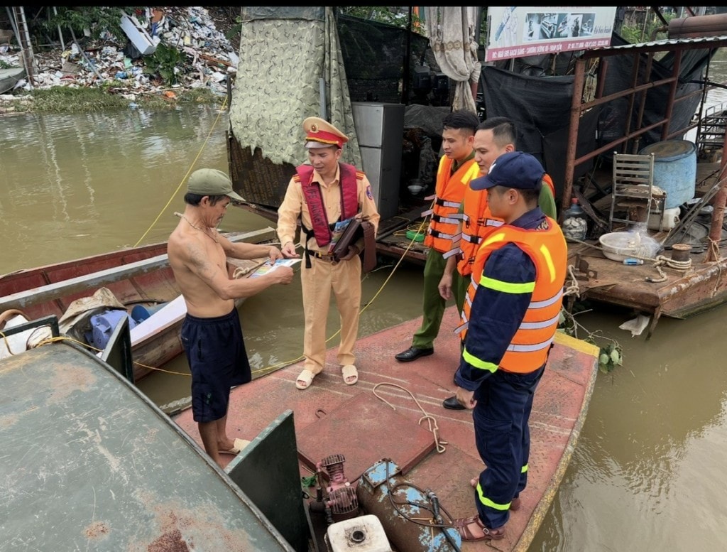 Công an TP Hà Nội tuyên truyền các chủ tàu thuyền trên sông cách phòng chống đảm bảo an toàn khi dông bão xảy ra Công an TP Hà Nội tuyên truyền các chủ tàu thuyền trên sông cách phòng chống đảm bảo an toàn khi dông bão xảy ra