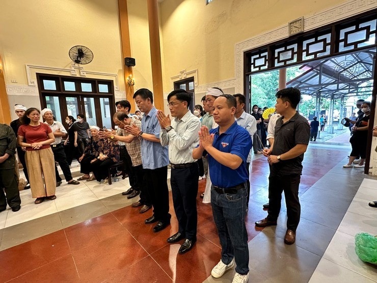 Đại diện lãnh đạo Đảng uỷ - HĐND - UBND - UB.MTTQVN xã Đại Thanh viếng các nạn nhân
