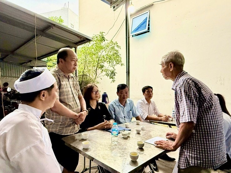 Lãnh đạo xã Đại Thanh thăm hỏi, động viên gia đình nạn nhân vụ lật tàu là công dân thôn Vĩnh Ninh, xã Đại Thanh