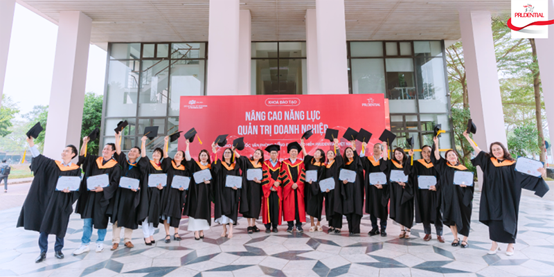 Các Giám đốc văn phòng tổng đại lý chụp hình tại lễ tốt nghiệp