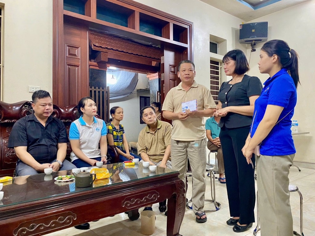 Lãnh đạo UB MTTQ xã Hồng Vân trao kinh phí hỗ trợ gia đình nạn nhân vụ đắm tàu tại vịnh Hạ Long
