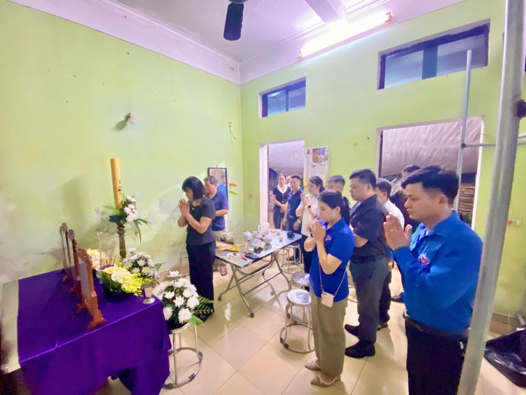 Bà Nguyễn Thị Thanh Nhàn, Chủ tịch UB MTTQ VN xã Hồng Vân thành kính chia buồn với gia đình nạn nhân vụ đắm tàu