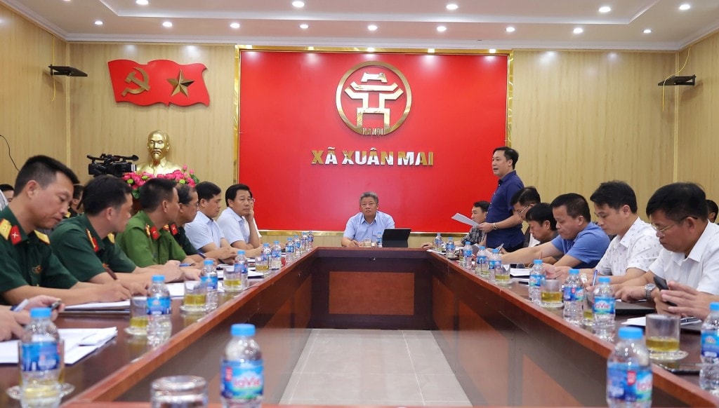 Phó Chủ tịch UBND thành phố Hà Nội Nguyễn Mạnh Quyền và lãnh đạo các sở, ngành làm việc với xã Xuân Mai và xã Trần Phú về ứng phó bão số 3. Ảnh: Kim Nhuệ
