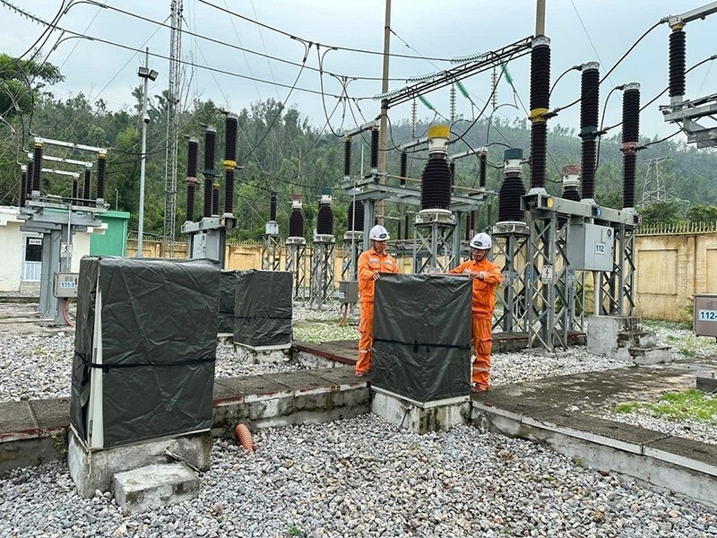 Công nhân TBA 110 kV Giếng Đáy - PC Quảng Ninh thực hiện chằng chống thiết bị, phòng chống cơn bão số 3
