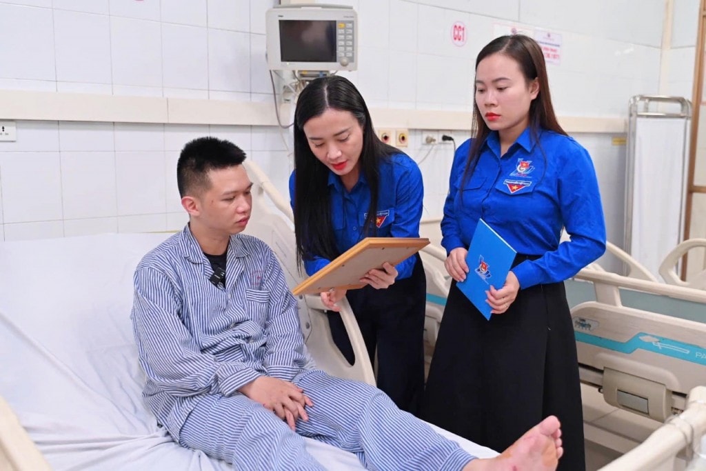 Đồng chí Nguyễn Phương Thảo, Bí thư Tỉnh Đoàn đã đến thăm và trao Huy hiệu “Tuổi trẻ dũng cảm” của Trung ương Đoàn cho anh Đinh Đức Hiệp.