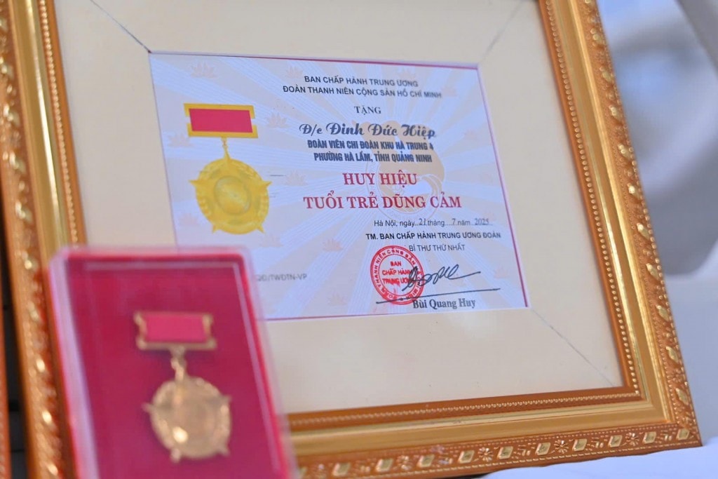 Huy hiệu “Tuổi trẻ dũng cảm” cùng bằng khen được trao tặng cho anh Đinh Đức Hiệp
