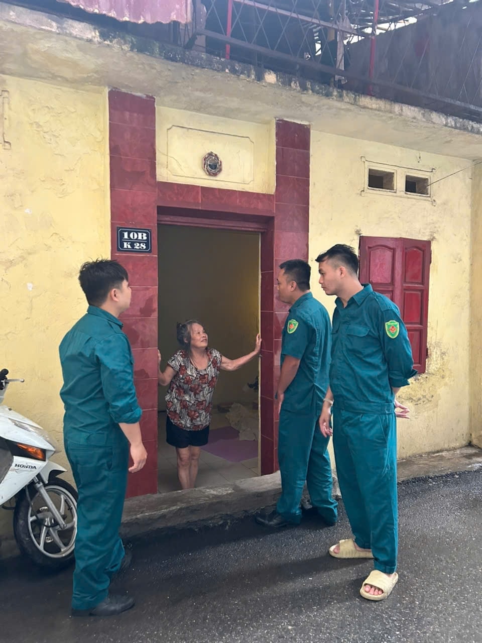 Người dân được nhắc nhở đảm bảo an toàn tính mạng trong đợt bão