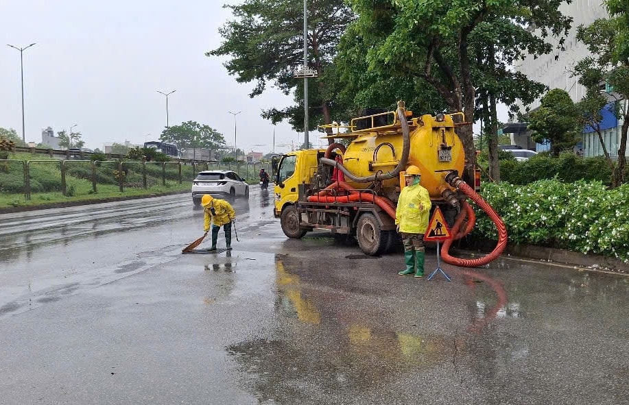 cong-nhan-xi-nghiep-thoat-nuoc-so-3-cong-ty-tnhh-mot-thanh-vien-thoat-nuoc-ha-noi-ung-truc-tai-duong-do-muoi-phuong-hoang-mai-.-anh-thanh-tu.jpeg
