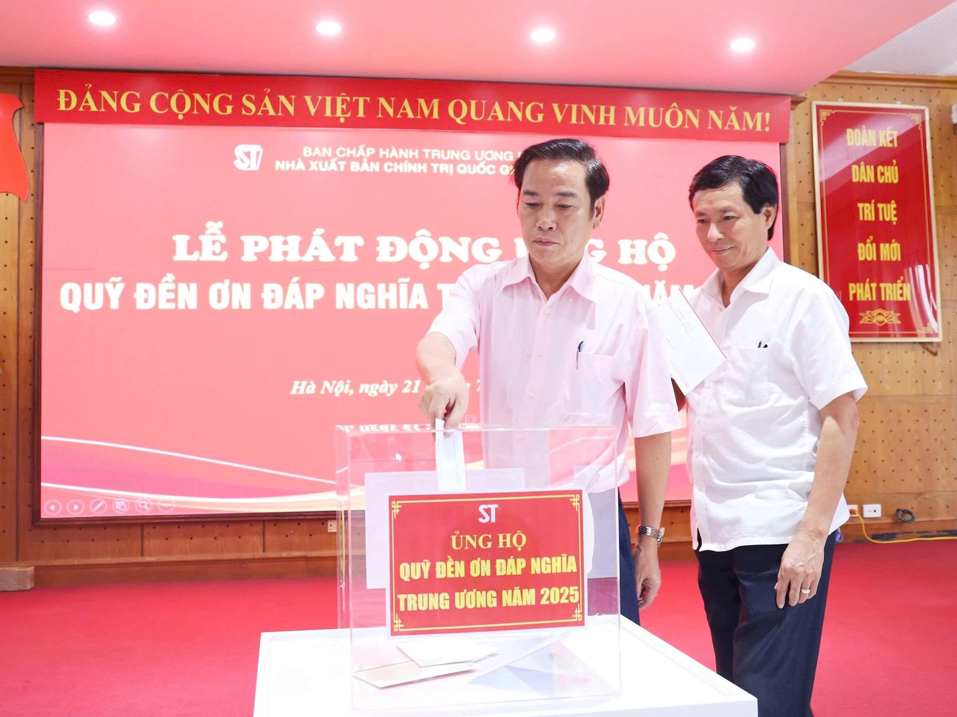 can-bo-ung-ho.jpg