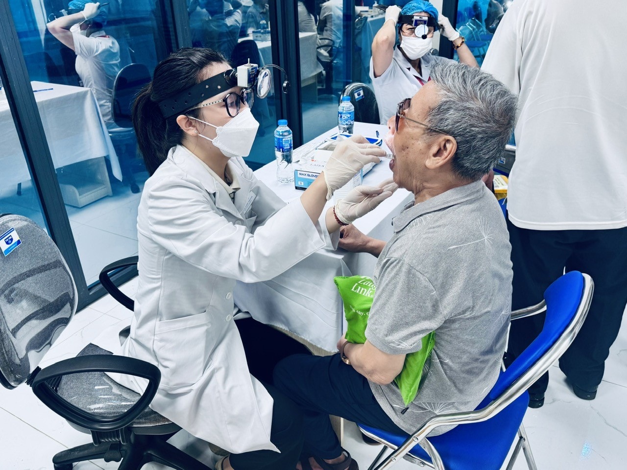 Phường Nghĩa Đô tổ chức khám sức khỏe cho người có công